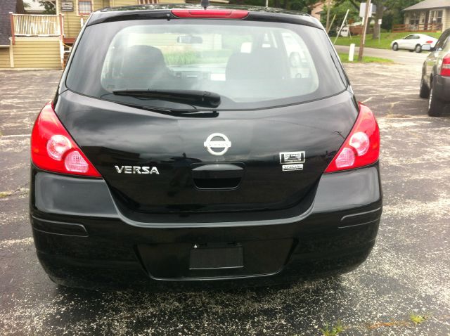 Nissan Versa 2012 photo 2