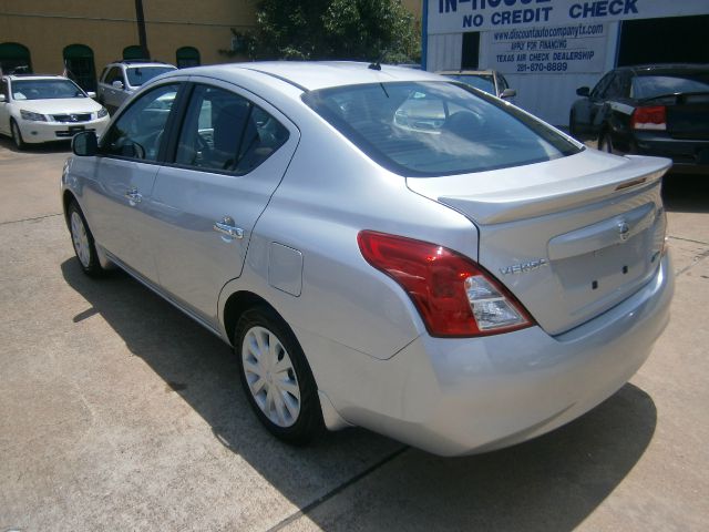 Nissan Versa 4dr Sdn LE Auto (SE) Sedan Sedan