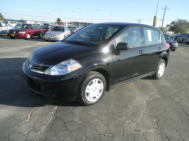 Nissan Versa Carrera C4S Hatchback