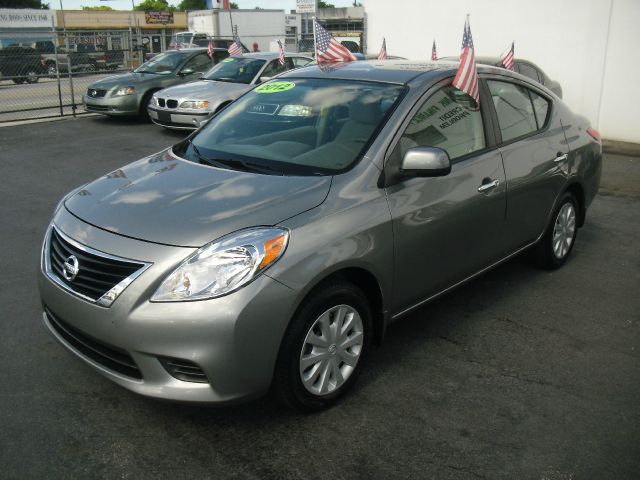 Nissan Versa Track Edition 3.8 Sedan