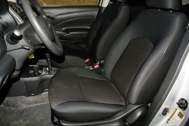 Nissan Versa Track Edition 3.8 Sedan