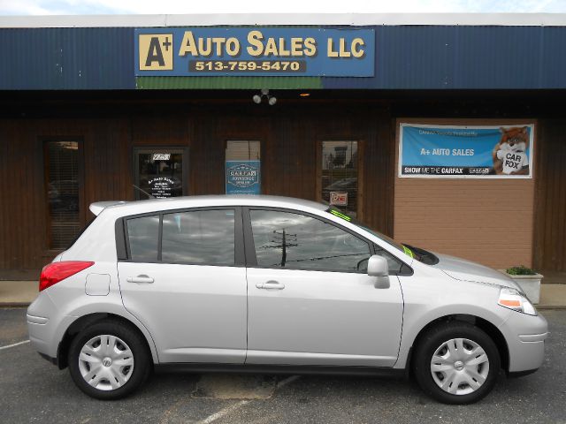 Nissan Versa Carrera C4S Hatchback