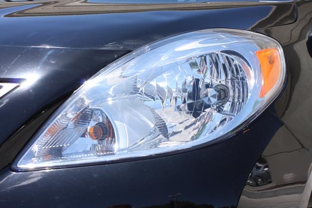 Nissan Versa 2012 photo 2