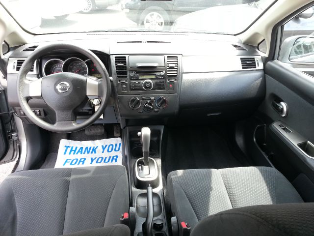 Nissan Versa Carrera C4S Hatchback