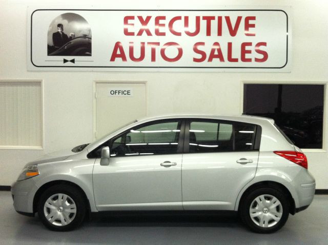 Nissan Versa Carrera C4S Hatchback