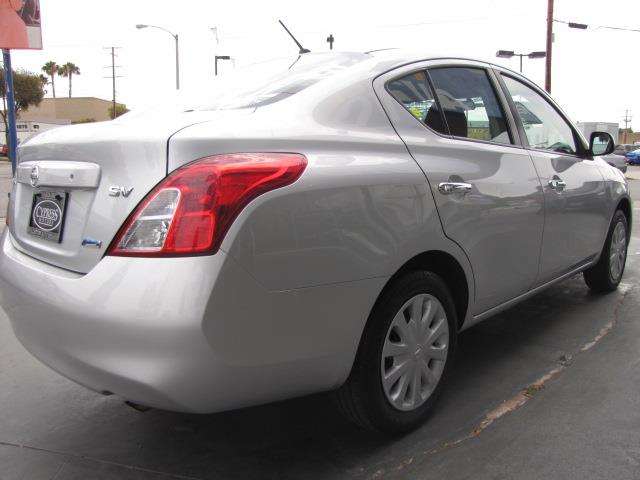 Nissan Versa 2012 photo 2