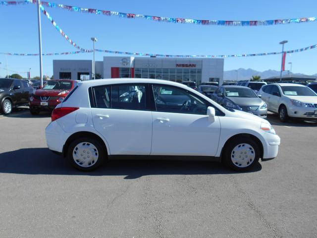 Nissan Versa 2012 photo 2
