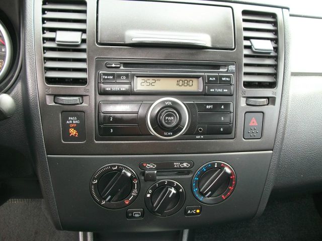 Nissan Versa Carrera C4S Hatchback