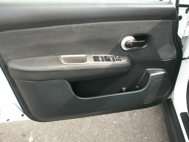 Nissan Versa 2012 photo 3