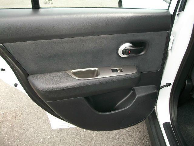 Nissan Versa 2012 photo 4