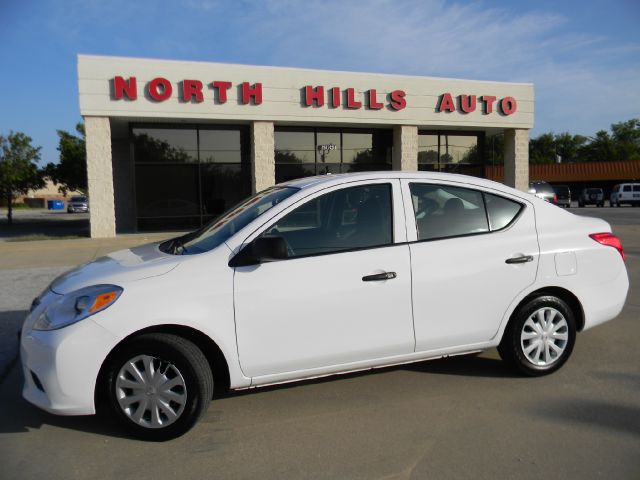 Nissan Versa LT 5 1/4 Ft Sedan
