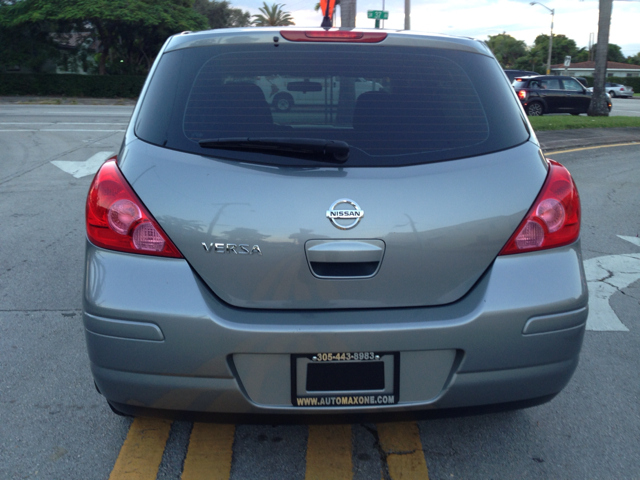 Nissan Versa Carrera C4S Hatchback