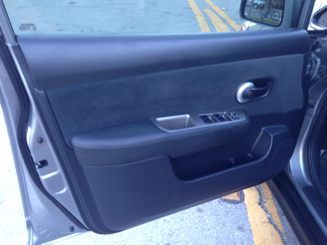 Nissan Versa 2012 photo 2