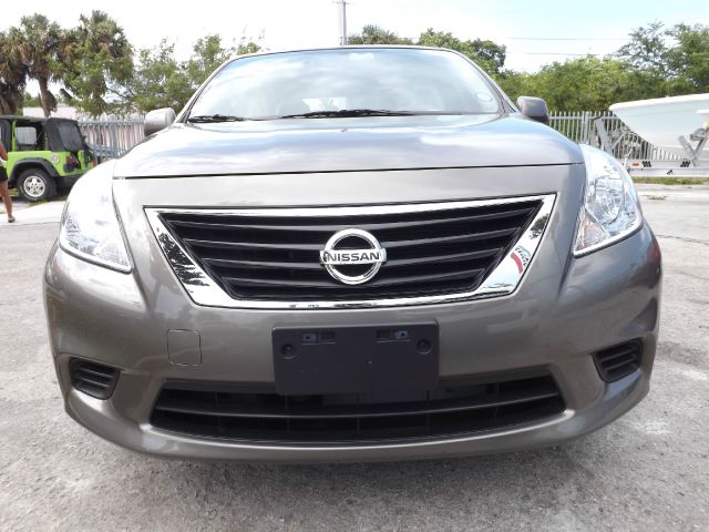 Nissan Versa 1500 SLE Ext. Cab 2WD Sedan