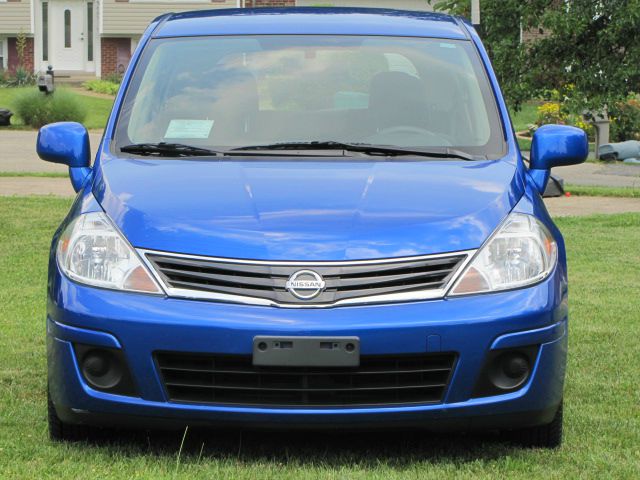 Nissan Versa Carrera C4S Hatchback