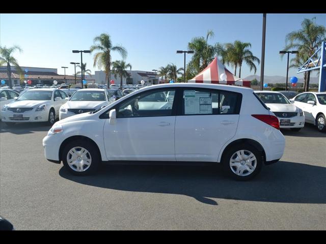 Nissan Versa 2012 photo 2