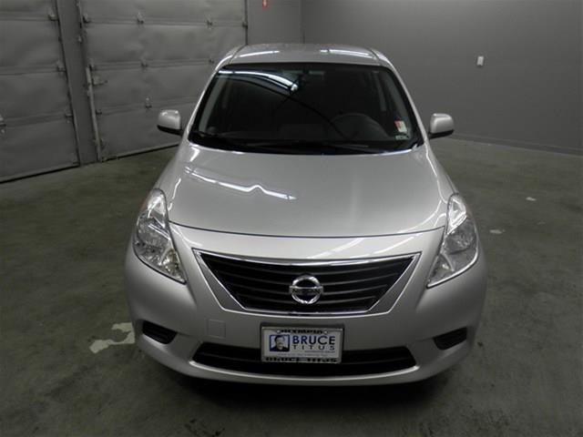Nissan Versa 2012 photo 2