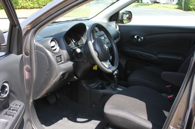 Nissan Versa 2013 photo 2