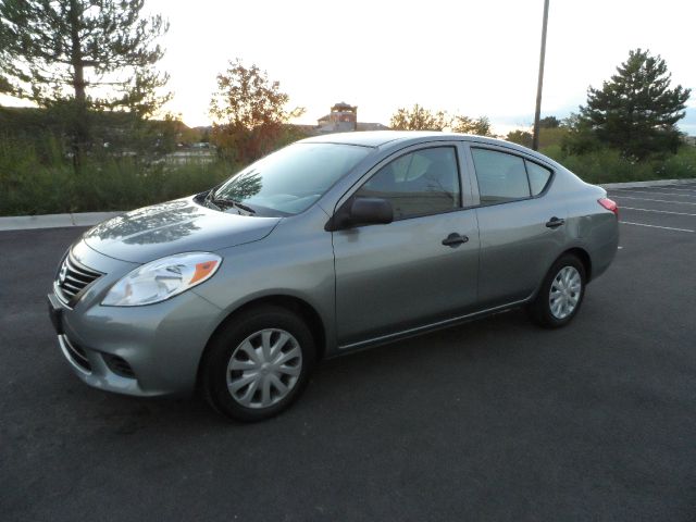 Nissan Versa 2013 photo 2