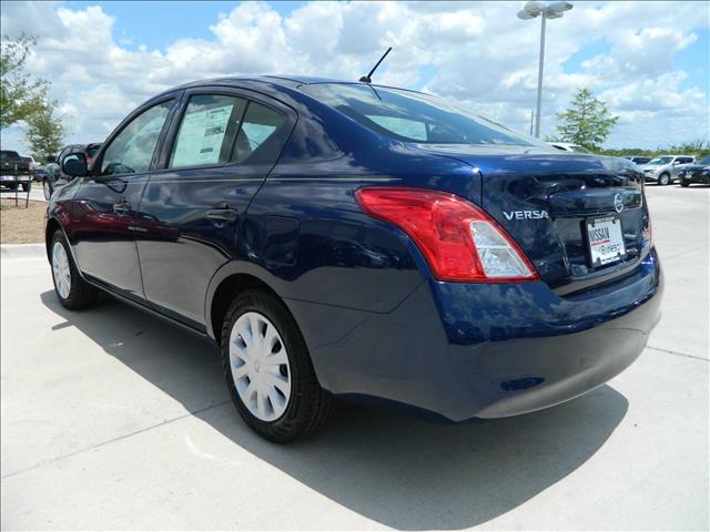 Nissan Versa 2014 photo 3