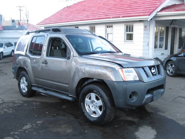 Nissan Xterra Touring-res Sport Utility