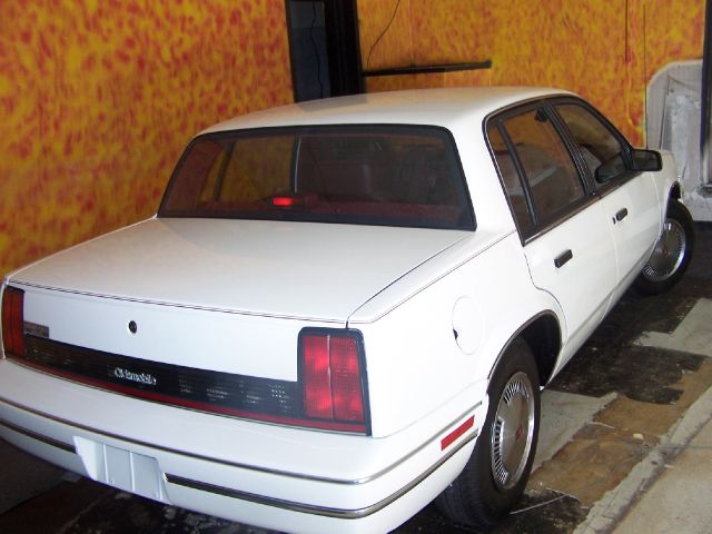 Oldsmobile Cutlass Calais 1991 photo 2