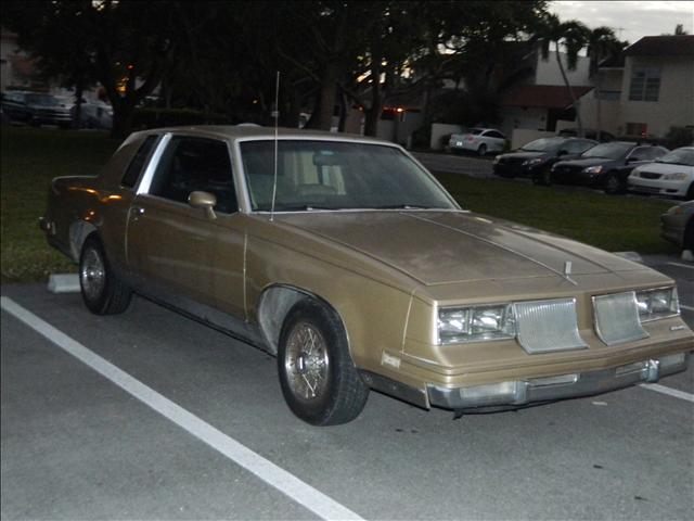 Oldsmobile Cutlass Supreme 1981 photo 2