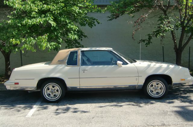 Oldsmobile Cutlass Supreme 1985 photo 3