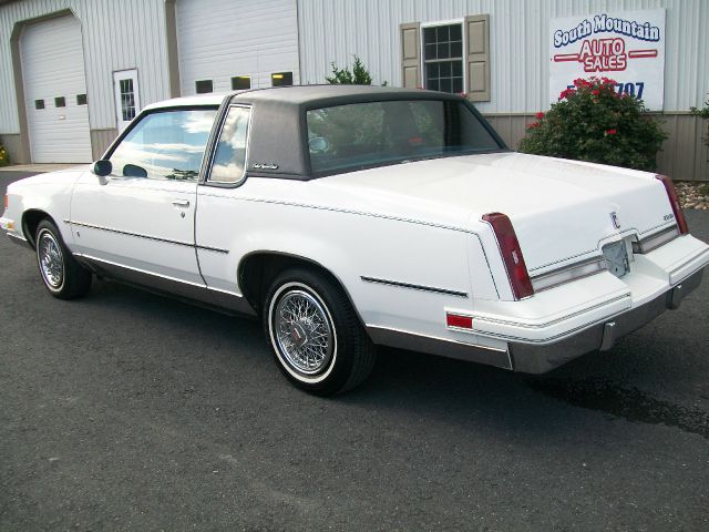 Oldsmobile Cutlass Supreme 1988 photo 2