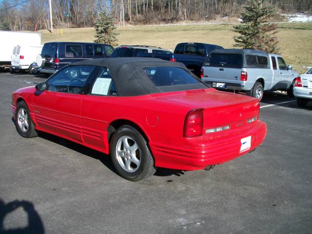Oldsmobile Cutlass Supreme 1993 photo 2