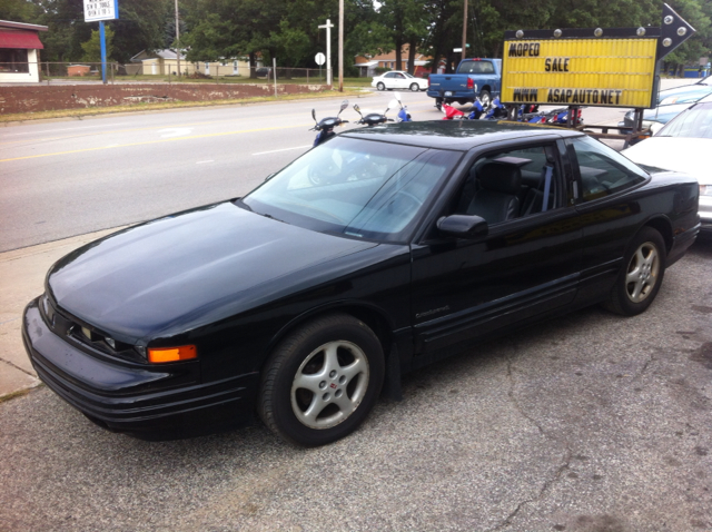 Oldsmobile Cutlass Supreme 4dr Sdn SL Auto Sedan Coupe