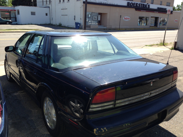Oldsmobile Cutlass Supreme Sport -5 Speed-stick-4x4 Sedan