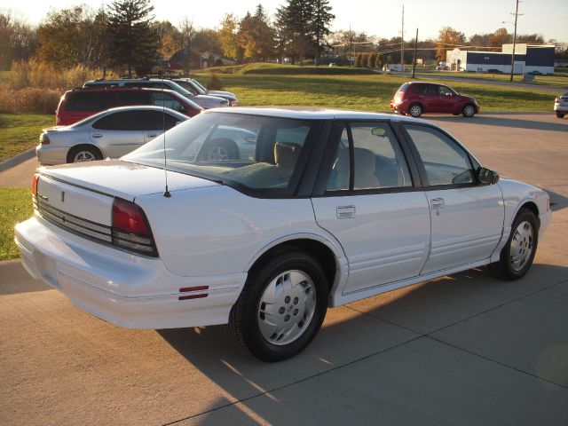 Oldsmobile Cutlass Supreme 1996 photo 2
