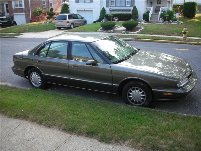 Oldsmobile Eighty Eight 1996 photo 2