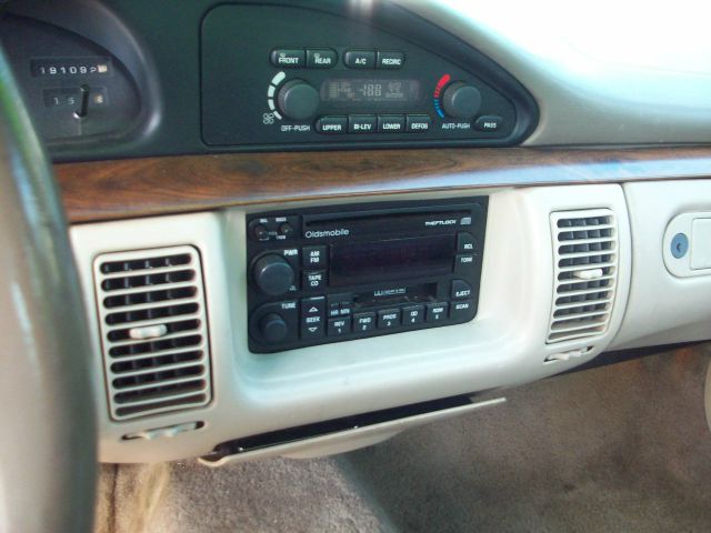Oldsmobile Ninety Eight 1996 photo 2