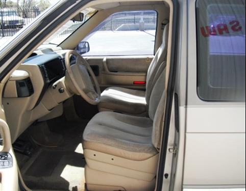 Plymouth Grand Voyager 1991 photo 2