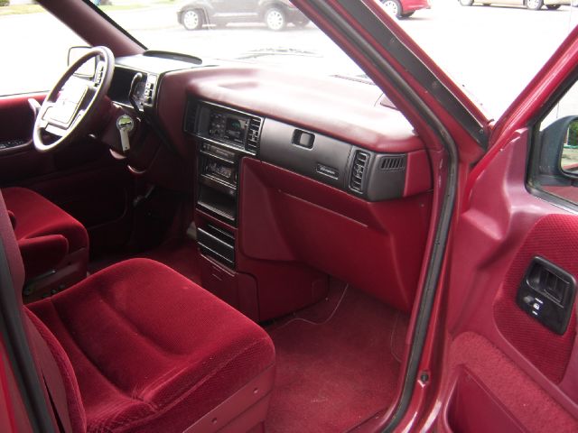 Plymouth Grand Voyager 1992 photo 1