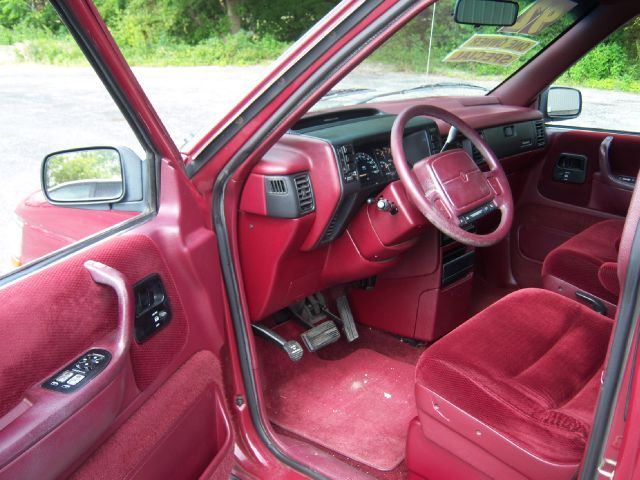 Plymouth Grand Voyager 1992 photo 2