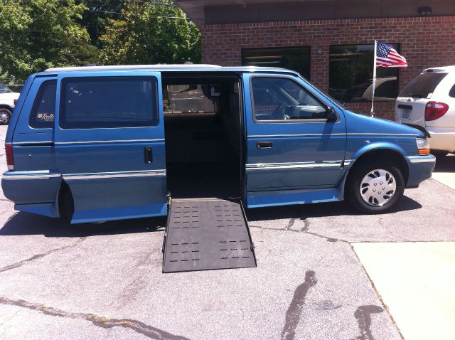 Plymouth Grand Voyager 1993 photo 3