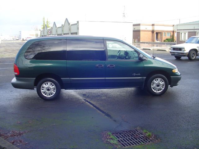 Plymouth Grand Voyager 1996 photo 1