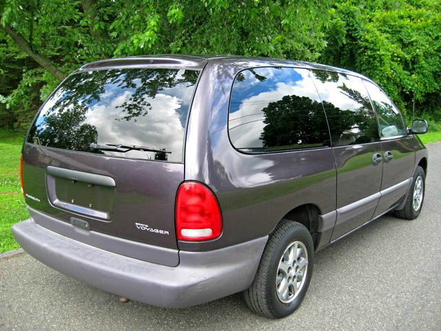 Plymouth Grand Voyager 1996 photo 3