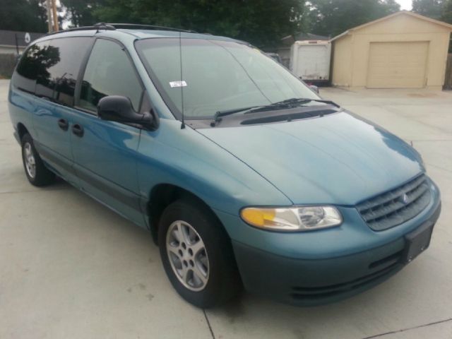 Plymouth Grand Voyager 1996 photo 1