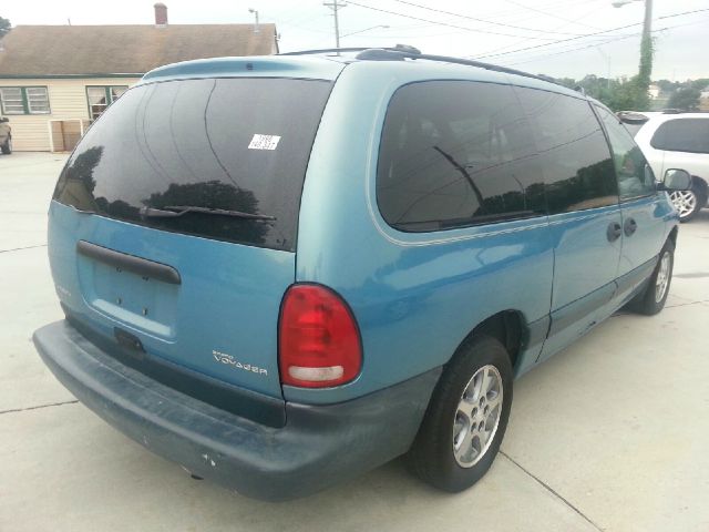 Plymouth Grand Voyager 1996 photo 2