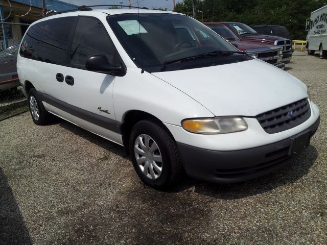 Plymouth Grand Voyager 1997 photo 2