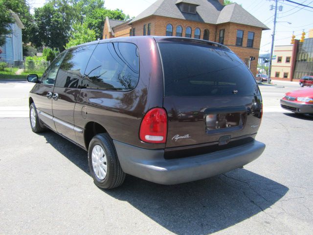 Plymouth Grand Voyager 1997 photo 1