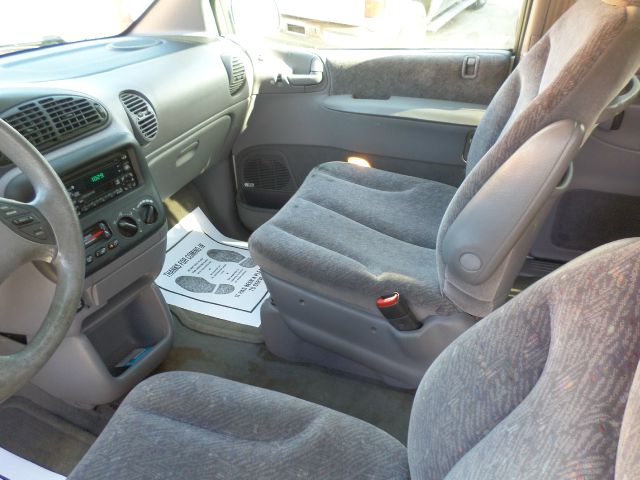 Plymouth Grand Voyager 1998 photo 4