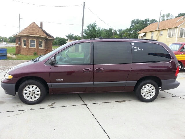 Plymouth Grand Voyager 1999 photo 1