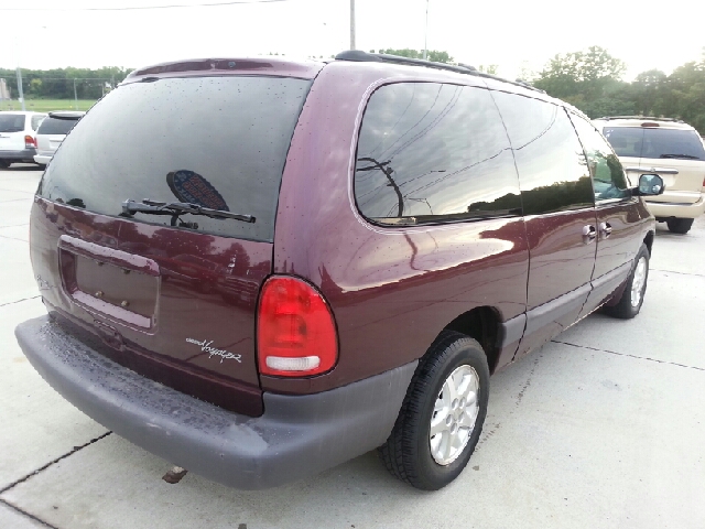 Plymouth Grand Voyager 1999 photo 2