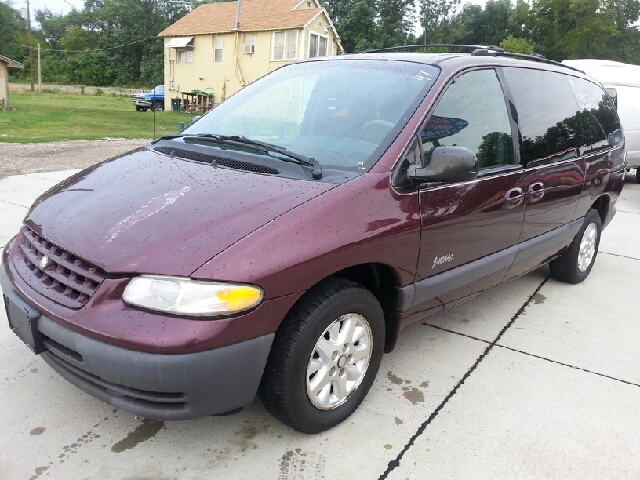 Plymouth Grand Voyager 1999 photo 3