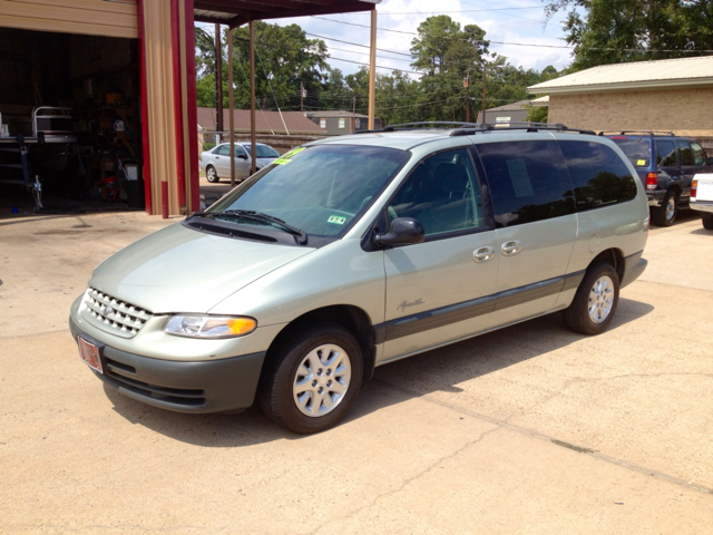 Plymouth Grand Voyager 1999 photo 2